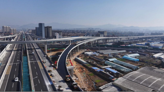 数字化赋能传统工艺  智能化助力城市更新—重庆路快速路工程完成全线桥面沥青摊铺